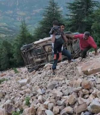 Yayla yolunda feci kaza: 3 ölü, 1 çocuk yaralı 4